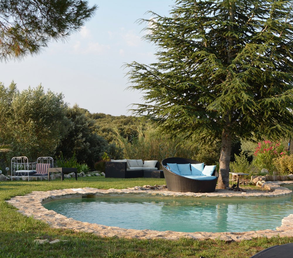 Autour de la piscine la lune o colline ledenon 